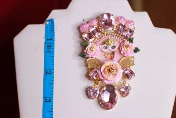 SOLD ! 8463 Young Marie antoinette Pink Massive Brooch - Image 7
