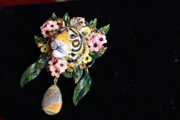 SOLD! 8493 Baroque 3D Effect Hand Painted Vivid Tiger Mom's Love Unique Brooch - Image 5