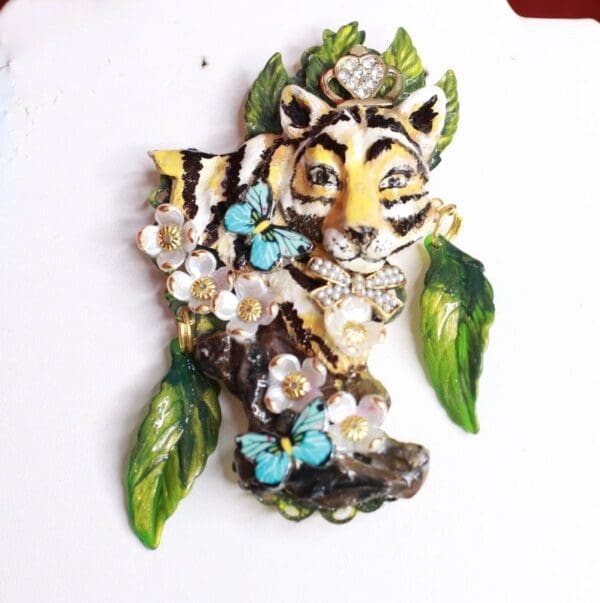 SOLD! 8494 Baroque 3D Effect Hand Painted Vivid Tiger Mom's Love Unique Brooch - Image 3