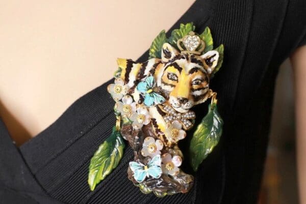 SOLD! 8494 Baroque 3D Effect Hand Painted Vivid Tiger Mom's Love Unique Brooch