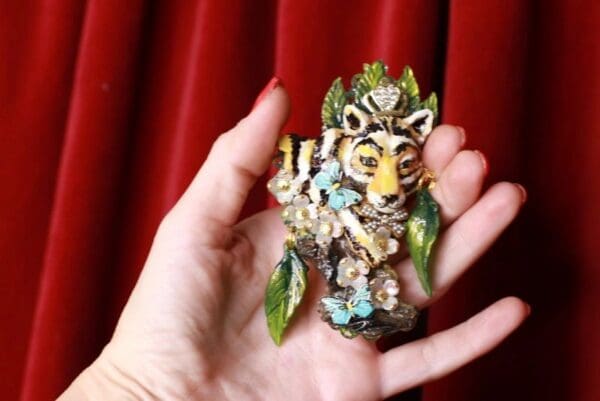 SOLD! 8494 Baroque 3D Effect Hand Painted Vivid Tiger Mom's Love Unique Brooch - Image 2