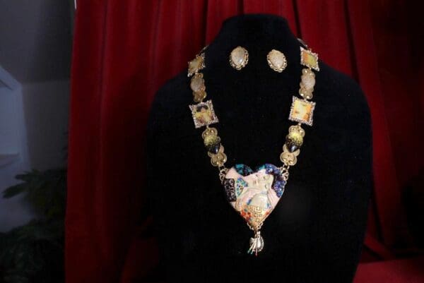 SOLD! 8558 Set Of Gustav Klimt Carved Heart Frames Necklace+ Earrings - Image 4