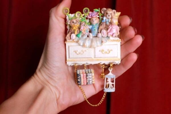 SOLD! 8560 Lulu's Garden 3D effect Toys Unusual Brooch