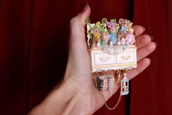 SOLD! 8560 Lulu's Garden 3D effect Toys Unusual Brooch - Image 6