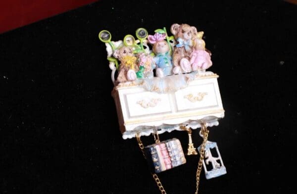 SOLD! 8560 Lulu's Garden 3D effect Toys Unusual Brooch - Image 8