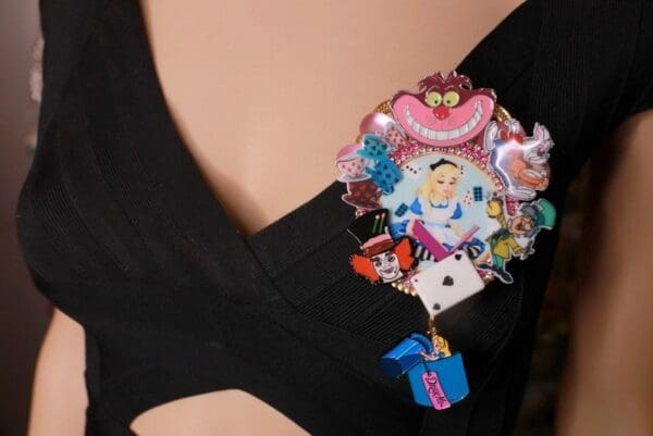 SOLD! 8593 Alice In Wonderland Enamel Details Brooch - Image 4