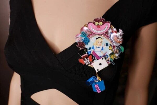 SOLD! 8593 Alice In Wonderland Enamel Details Brooch - Image 5