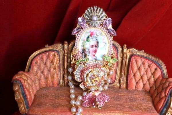 SOLD! 9220 Marie Antoinette Pale Pink Rhinestone Rose Brooch - Image 3