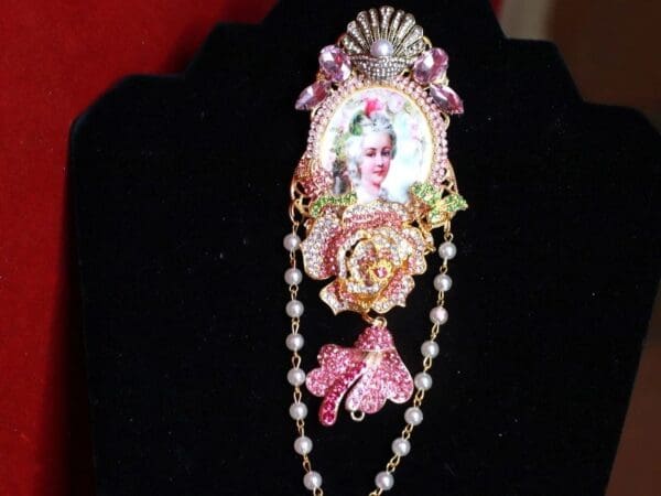 SOLD! 9220 Marie Antoinette Pale Pink Rhinestone Rose Brooch - Image 5