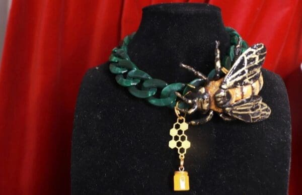 SOLD! 9265 Huge Bee Chained Green Choker - Image 3