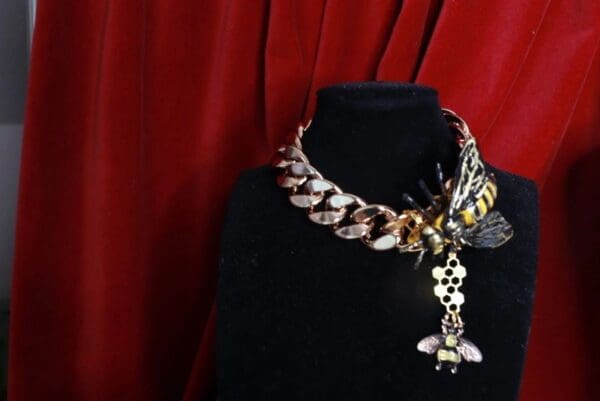 SOLD~ 9266 Huge Bee Chained Gold Choker - Image 3