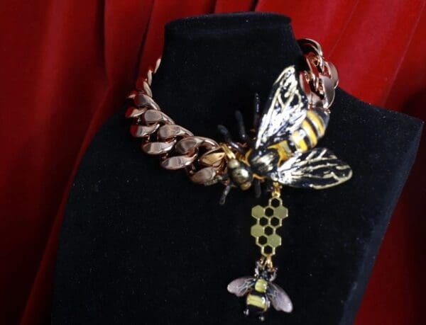 SOLD~ 9266 Huge Bee Chained Gold Choker - Image 4