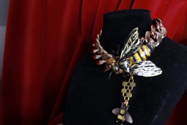 SOLD~ 9266 Huge Bee Chained Gold Choker - Image 5