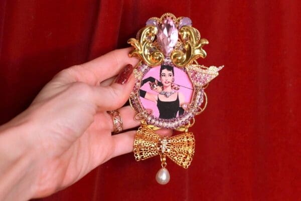 SOLD! 9306 Set Of Audrey Hepburn Champagne Massive Pin Brooch+ Earrings - Image 5