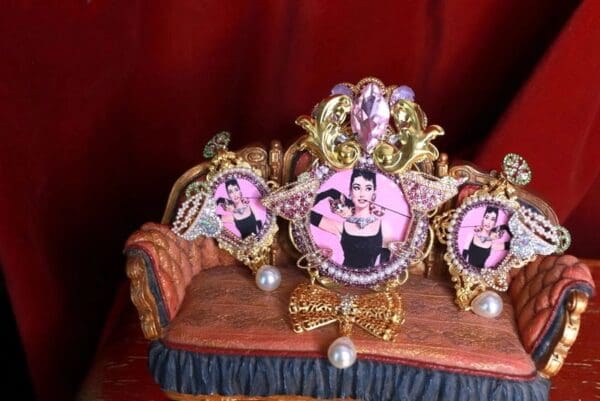 SOLD! 9306 Set Of Audrey Hepburn Champagne Massive Pin Brooch+ Earrings - Image 6
