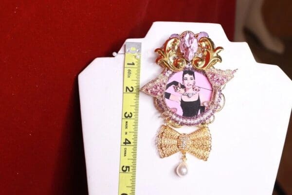 SOLD! 9306 Set Of Audrey Hepburn Champagne Massive Pin Brooch+ Earrings - Image 7