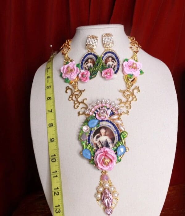 SOLD! 9308 Set Of Necklace+ Earrings Young Marie Antoinette Fan - Image 7