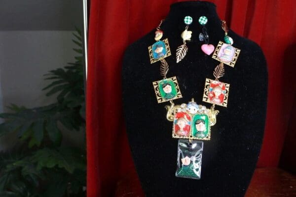 SOLD! 9356 Cartoonish Set Of Family Tree Portraits Funny Necklace+ Earrings - Image 3