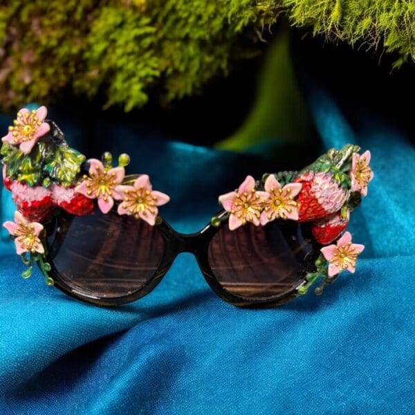 115 Art Jewelry Realistic Strawberries Embellished Sunglasses