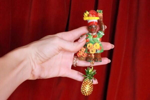 SOLD! 9465 Brooch 3D effect Unusual African American Figure - Image 5