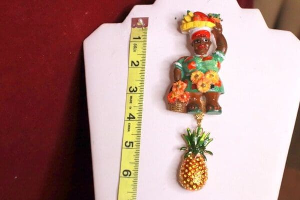 SOLD! 9465 Brooch 3D effect Unusual African American Figure - Image 6