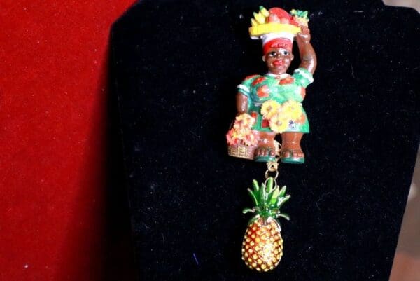 SOLD! 9465 Brooch 3D effect Unusual African American Figure - Image 7