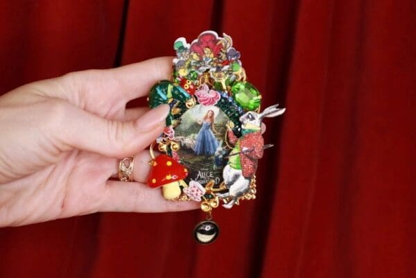 SOLD! 9477 Alice In Wonderland Massive Brooch Pin - Image 3