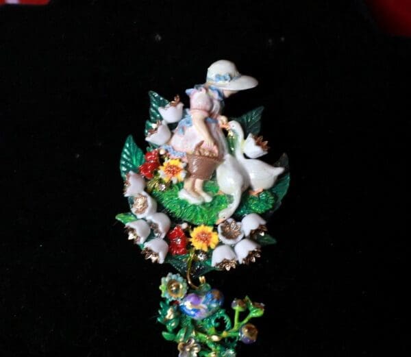 SOLD! 9512 Brooch Girl Ducks Vintage Style Unique - Image 4