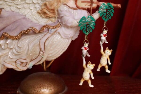 SOLD! 9557 Adorable Cats Hanging Enamel Earrings - Image 3