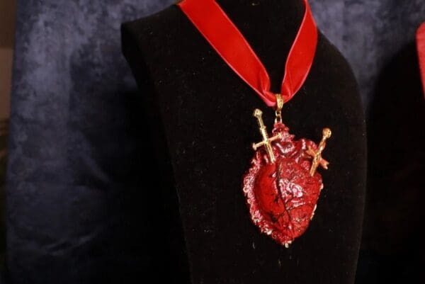 SOLD! 9682 Art Jewelry Fancy Red Heart Choker Unusual 3D Necklace - Image 3