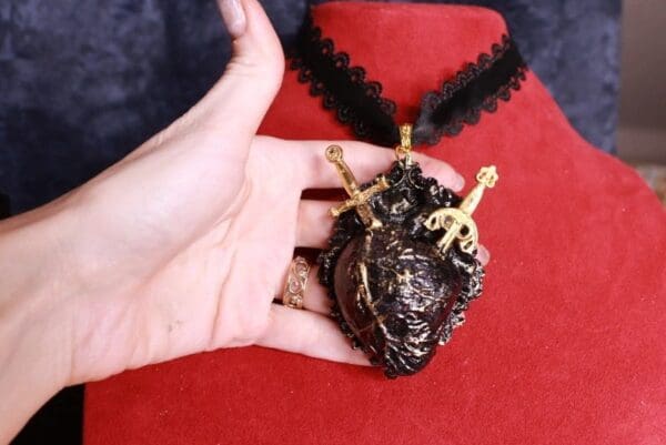 SOLD! 9683 Art Jewelry Fancy Black Heart Choker Unusual 3D Necklace - Image 5