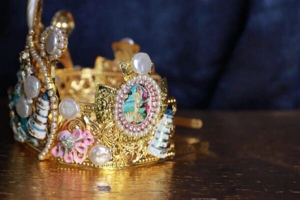 SOLD! 9702 Set Of Stunning Birth Of Venus Cameo Crown - Image 5