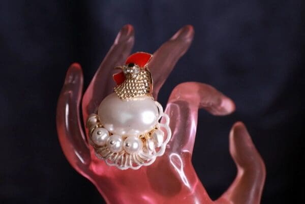 SOLD! 9717 Set Of 2 Rings+Brooch Chicken Pearl - Image 9