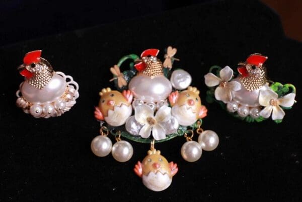 SOLD! 9717 Set Of 2 Rings+Brooch Chicken Pearl - Image 2