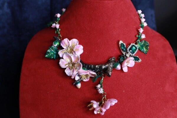 SOLD! 9806Flower Blossom Bee Elegant Necklace - Image 2