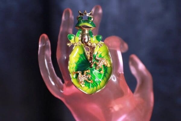 SOLD! 9866 Enamel Adorable Frog Adjustable Cocktail Ring - Image 5