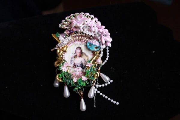 SOLD! 9919 Marie Antoinette Fan Pin Brooch - Image 3