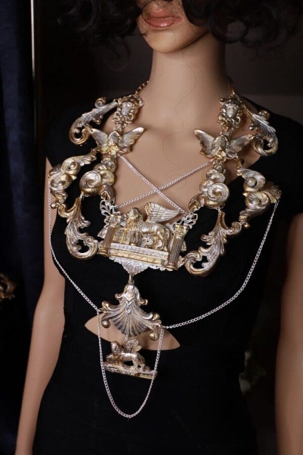 SOLD! 9922 Venezia Large Collar Vintage Style Huge Necklace - Image 5