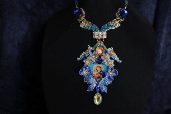 SOLD! 9983 Virgin Mary Madonna And A Child Large Necklace - Image 2