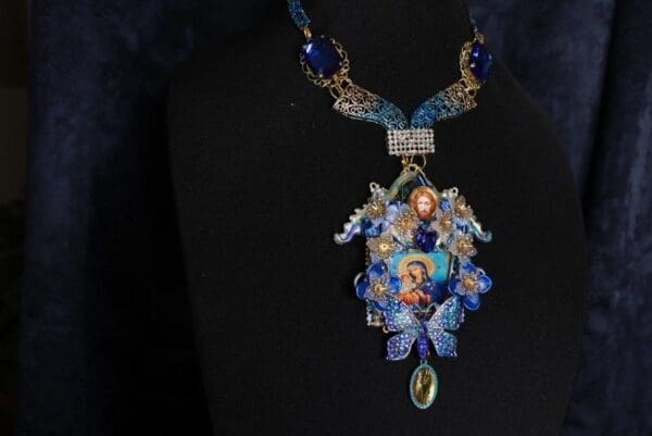 SOLD! 9983 Virgin Mary Madonna And A Child Large Necklace - Image 5