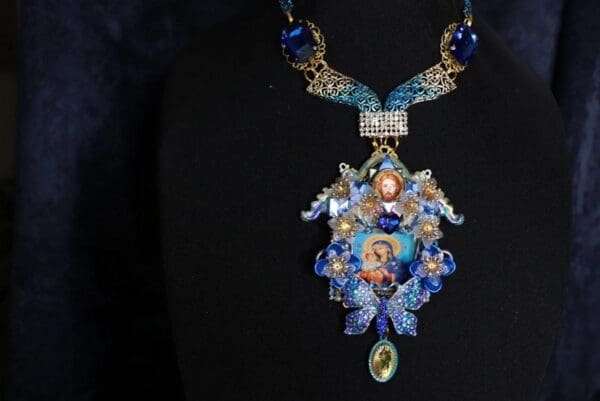 SOLD! 9983 Virgin Mary Madonna And A Child Large Necklace - Image 6