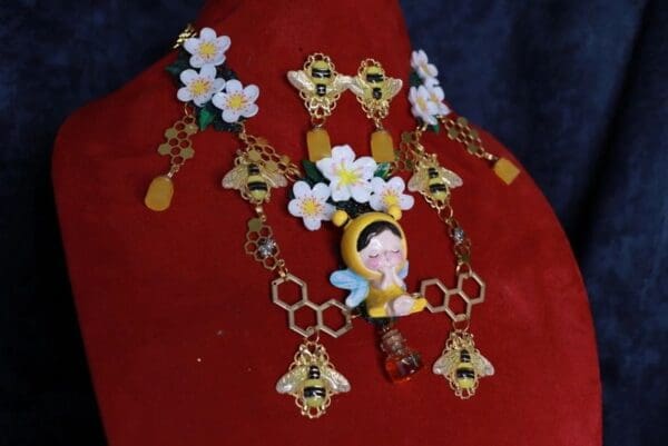 SOLD! 10065 Set Of Earrings+ Necklace Of Little Queen Bee Honey - Image 2