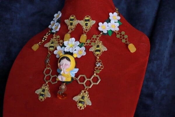 SOLD! 10065 Set Of Earrings+ Necklace Of Little Queen Bee Honey - Image 5