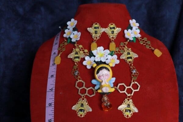 SOLD! 10065 Set Of Earrings+ Necklace Of Little Queen Bee Honey - Image 6