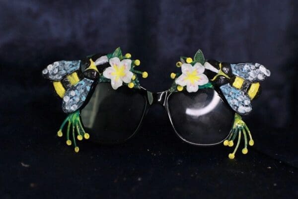 SOLD! 10069 Baroque Bee Embellished Sunglasses - Image 3