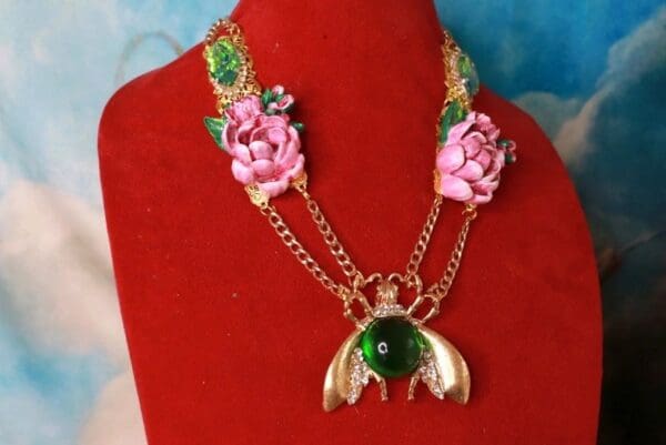 SOLD! 10255 Huge Bee Flowers Unusual Necklace - Image 5