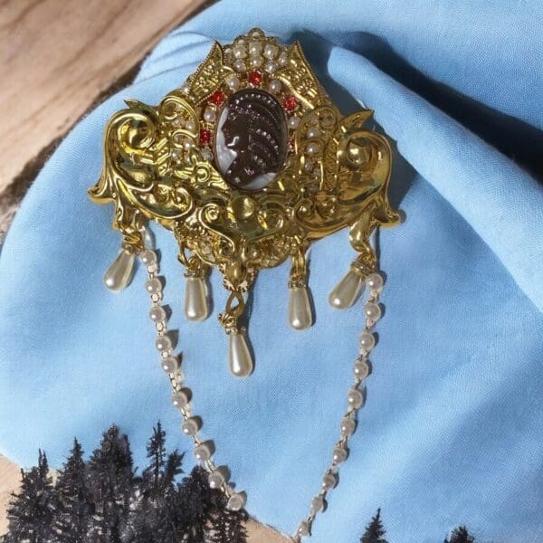 137 Victorian Vintage Style Carved Cameo Brooch