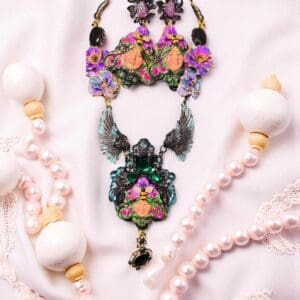 214 Set Of Bee Queen Roman Head Necklace+ Earrings