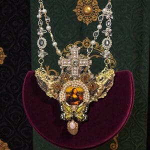 370 Gallery Style Mona Lisa Vintage Looking Statement Necklace