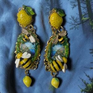 464 Taormina Cameo Bee Cameo Earrings Studs